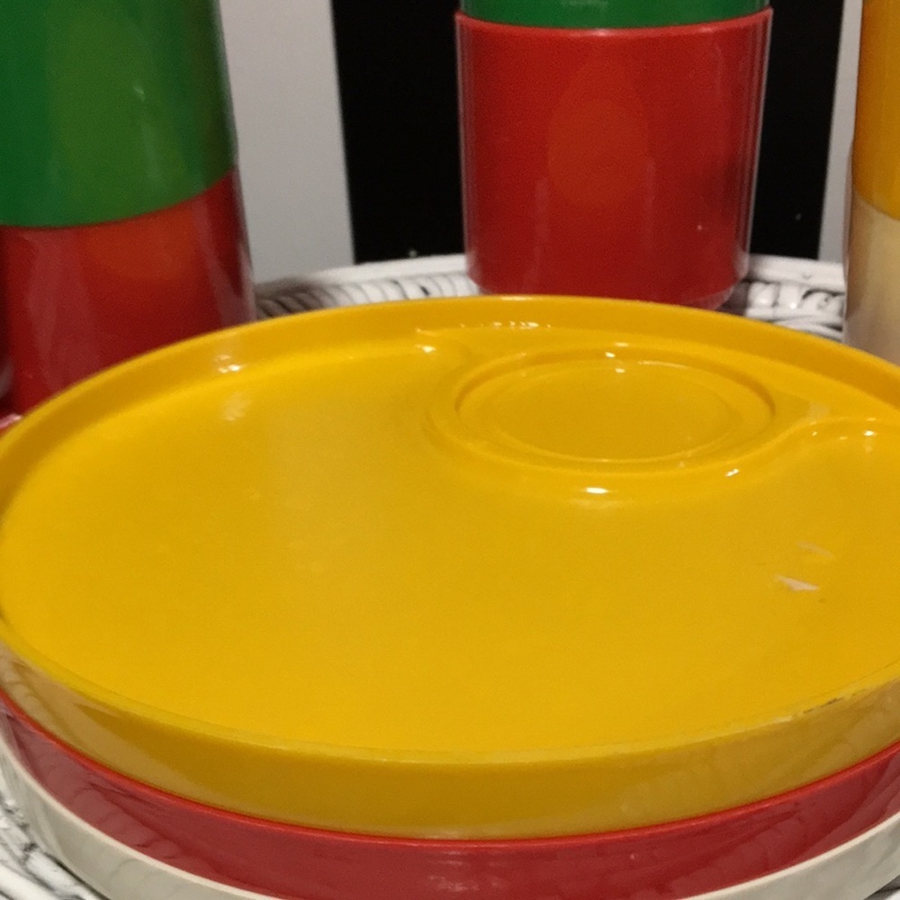 10 Piece Vintage Ingrid Picnic Set Stackable Snack Plates/Cups For RV/Pool/Boat - Picture 7 of 13